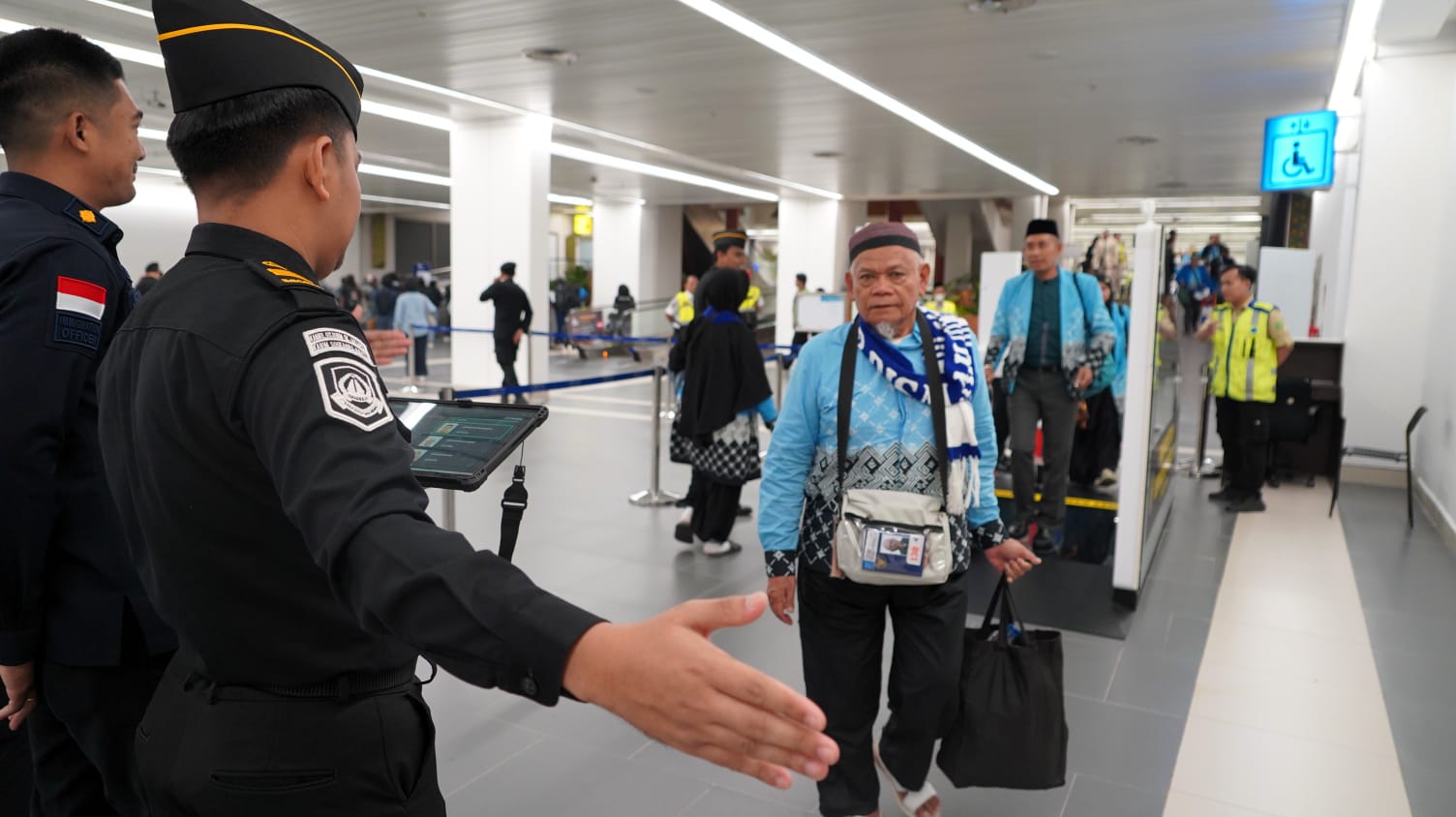 Imigrasi Soetta Optimalkan Seamless Corridor Gate di Pemeriksaan Kepulangan Perdana 391 Jemaah Haji