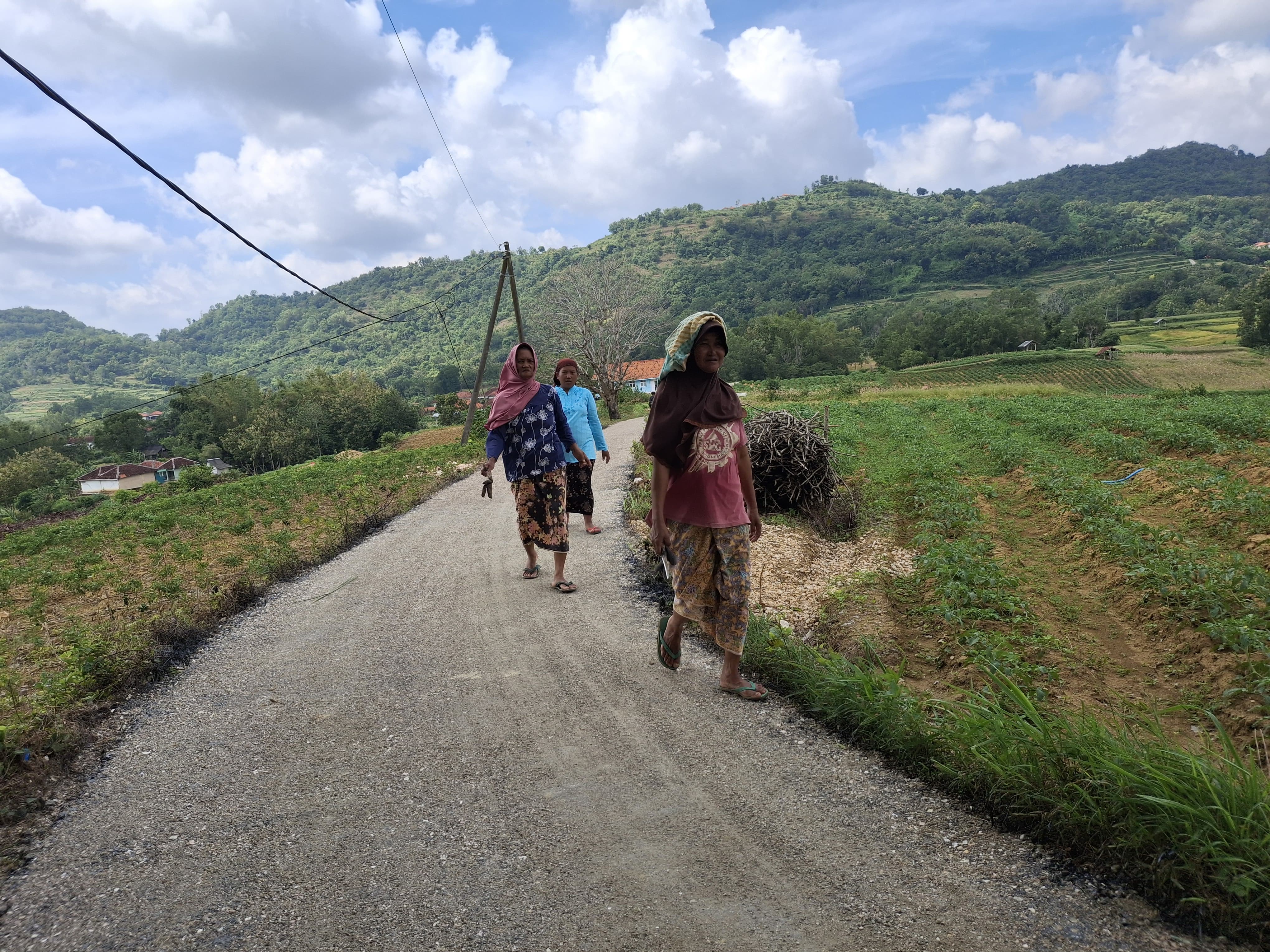 Dulu Jalan Rusak Kini Petani Bawang Mandala Nikmati Aspal TMMD