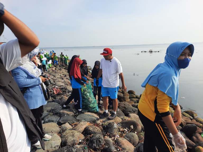 Gandeng Relawan Internasional, Mas Rio Pimpin Aksi Bersih Pesisir Besuki Situbondo