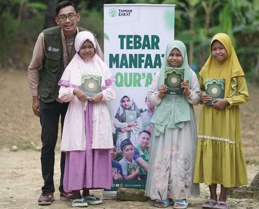 Ratusan Santri di Pamekasan Terima Mushaf Baru, Taman Zakat Sebut sebagai Investasi Generasi Qur’ani