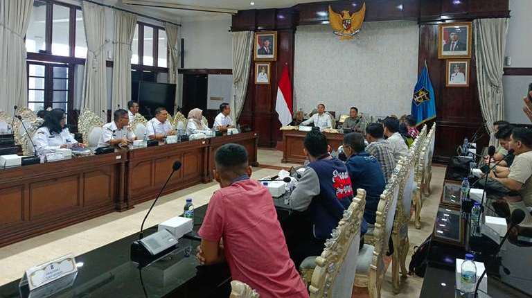 Wali Kota Surabaya Pastikan Parkir Minimarket Tetap Gratis, Dorong Pemberdayaan Warga Lokal