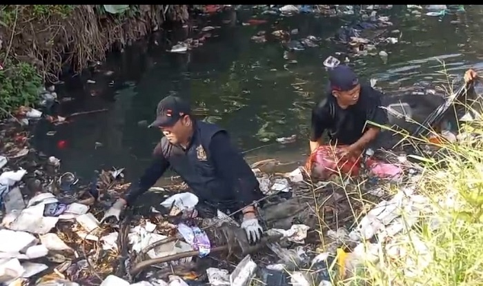 Puluhan Pemuda Bersama Mantan Kades Angkat 10 Ton Sampah dari Sungai