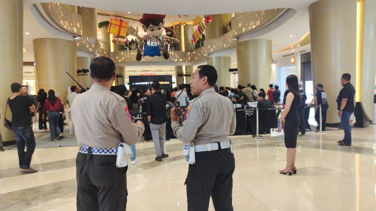 Polsek Gayungan Patroli dan Beri Imbauan Kamtibmas di Pusat Perbelanjaan