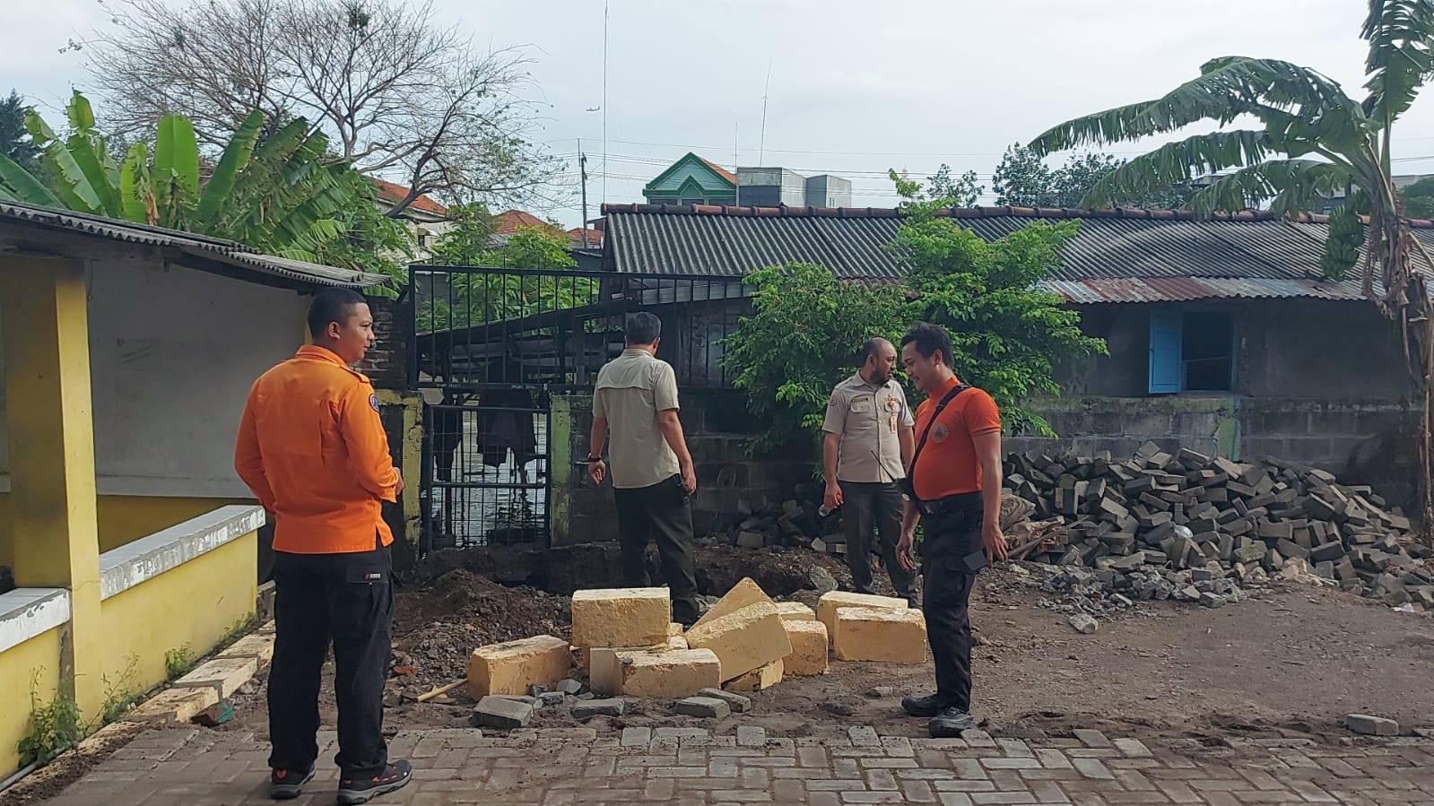 Petugas BPBD Surabaya Buka Posko Penampungan Warga di Panti Asuhan Muhammadiyah