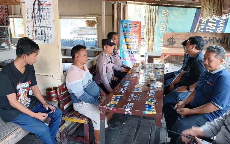 Curhat di Warkop, Polsek Sukomanunggal Jaring Aspirasi Warga untuk Jaga Kamtibmas Surabaya