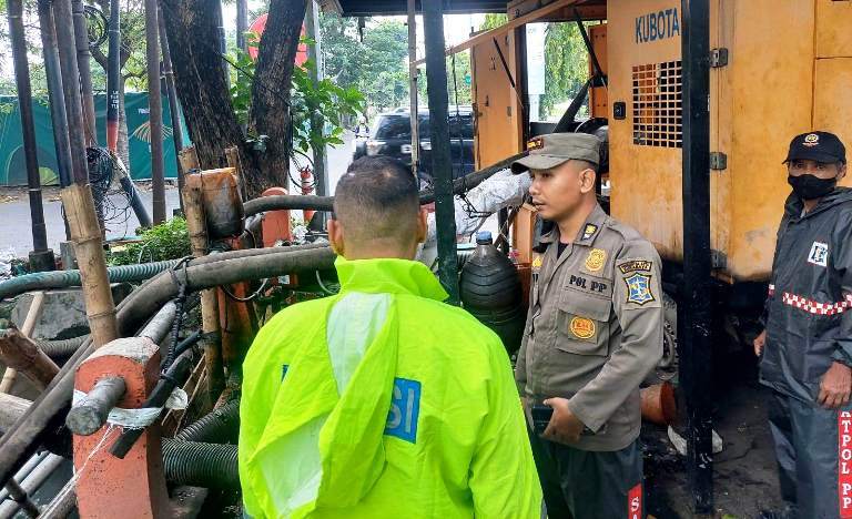 Polsek Gayungan Surabaya Patroli Antisipasi Genangan dan Pohon Tumbang Musim Hujan