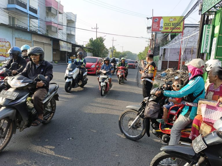 Bhabinkamtibmas Polsek Karangpilang Tingkatkan Keamanan Lalu Lintas di Jam Sibuk