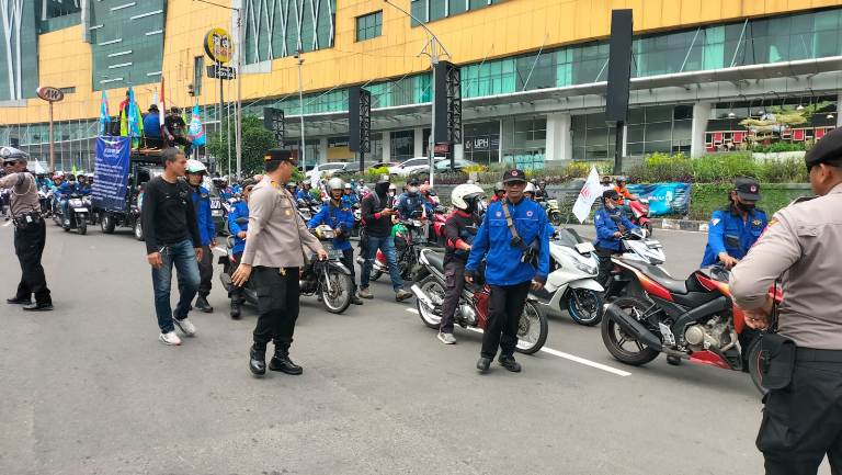 Polsek Gayungan Kawal Ketat Aksi Buruh GASPER, 82 Personel Disiagakan di Bundaran Waru