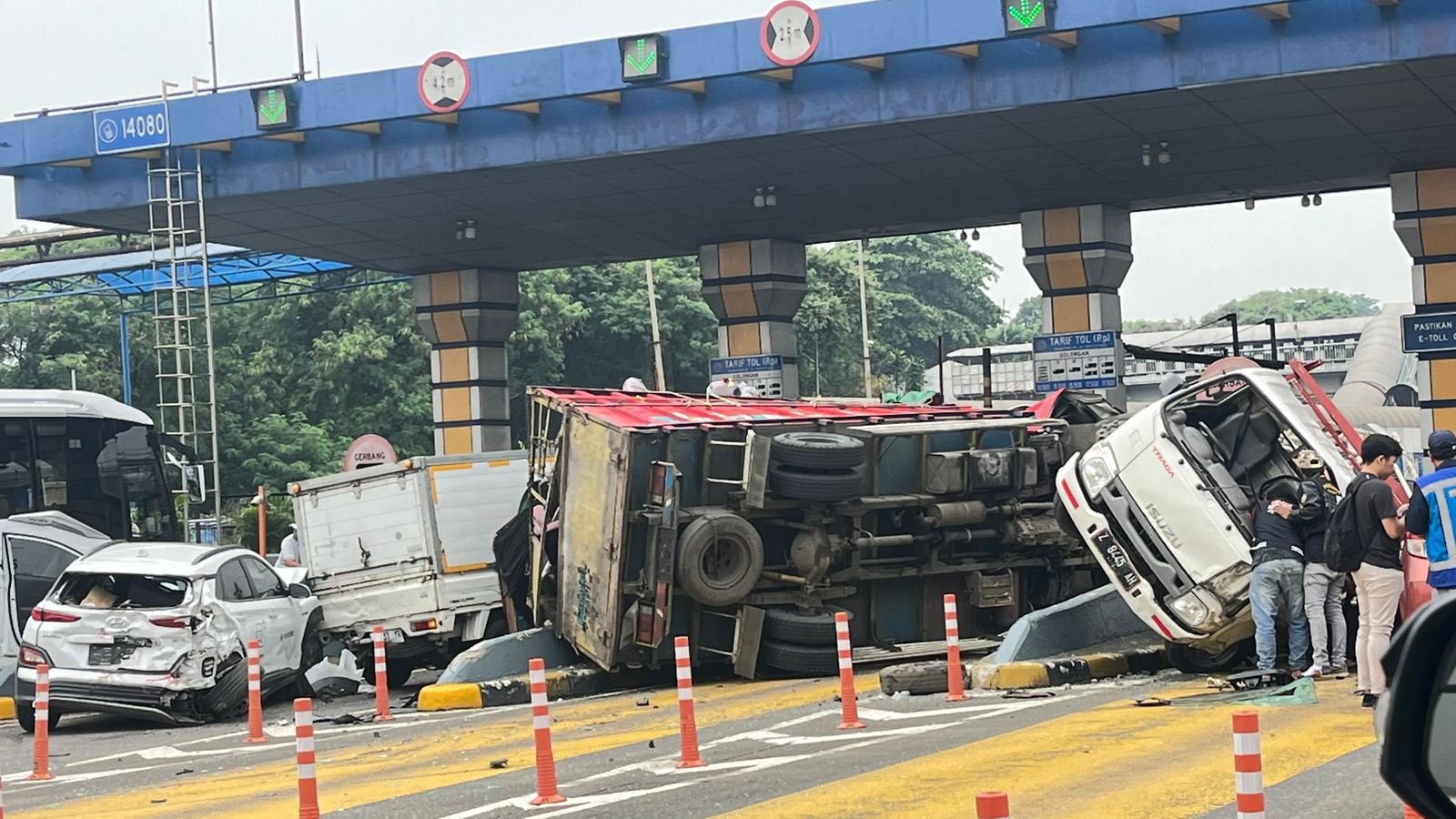 Kecelakaan Beruntun di Gerbang Tol Halim, Lima Kendaraan Ringsek