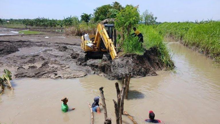 Perbaikan Tanggul Anak Kali Lamong di Gresik Nyaris Tuntas, Tersisa Tiga Titik