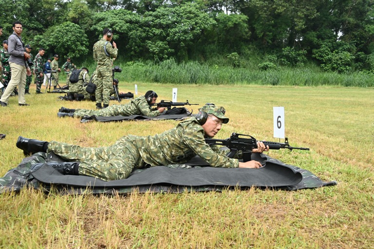 Asah Ketangkasan Tempur, Pangkoarmada II Uji Kemampuan Menembak Laras Panjang
