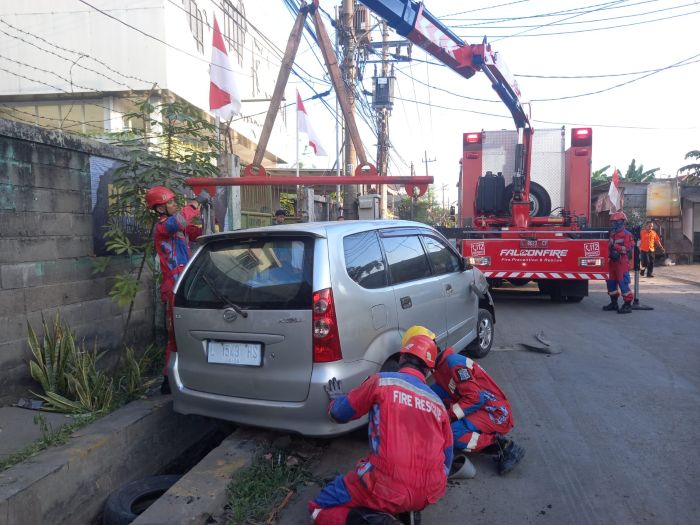 Evakuasi Mobil Terperosok di Saluran Air Kawasan Kutisari Utara VII Surabaya