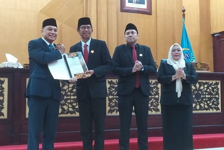 DPRD Surabaya Beri Rapor APBD 2024: Apresiasi Banjir Pujian, Efisiensi dan Pemerataan Jadi Catatan Kritis