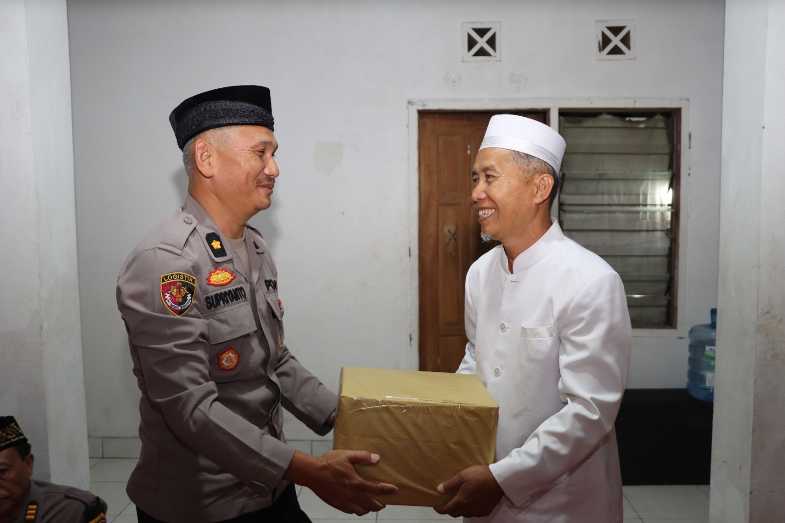 Pererat Silaturahmi Polri dan Masyarakat, Polres Batu Bagikan Bingkisan dan Takjil 