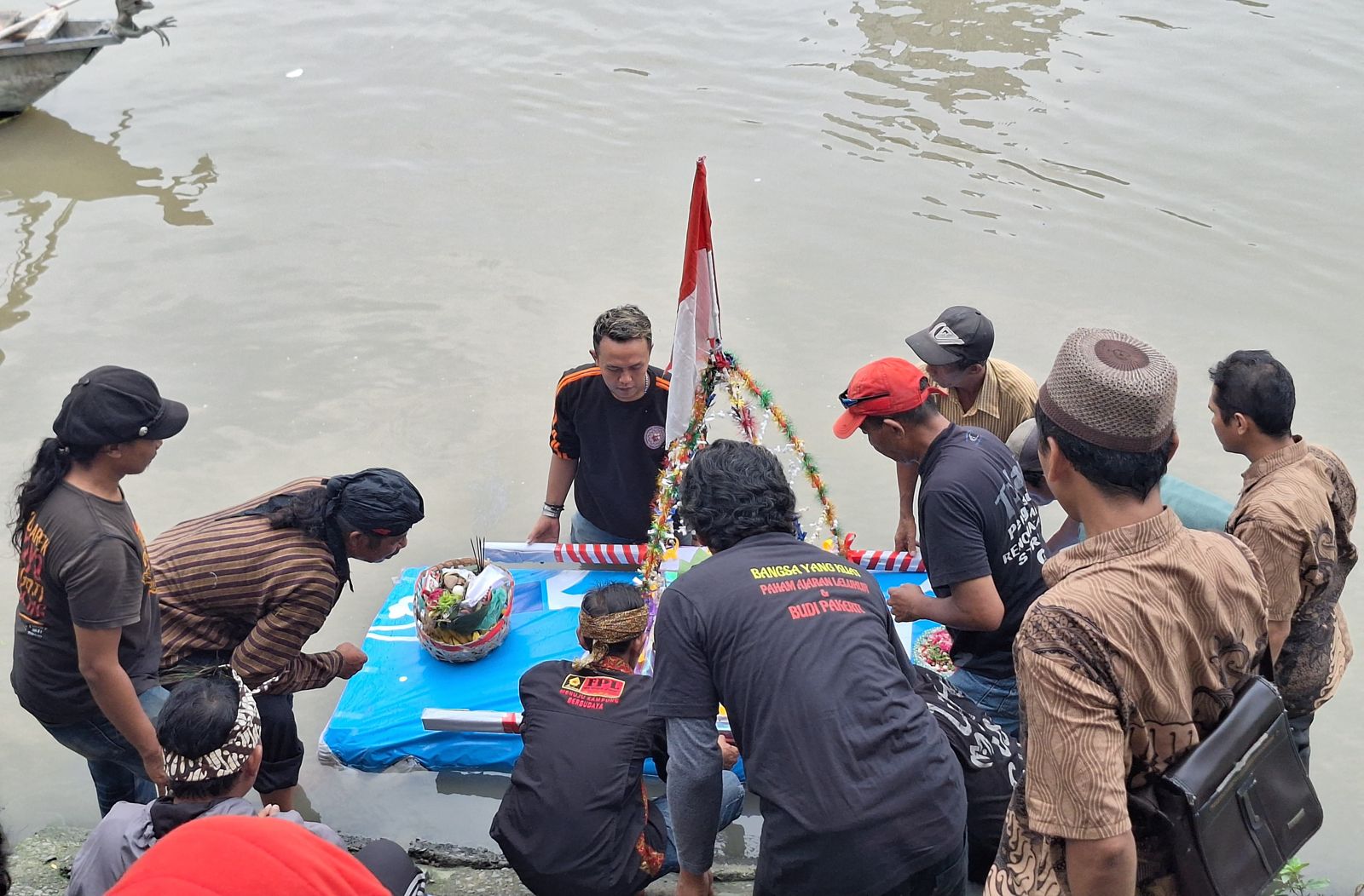 Wujud Rasa Syukur, Masyarakat Stren Kali Surabaya Ritual Larung Sungai di Jagir