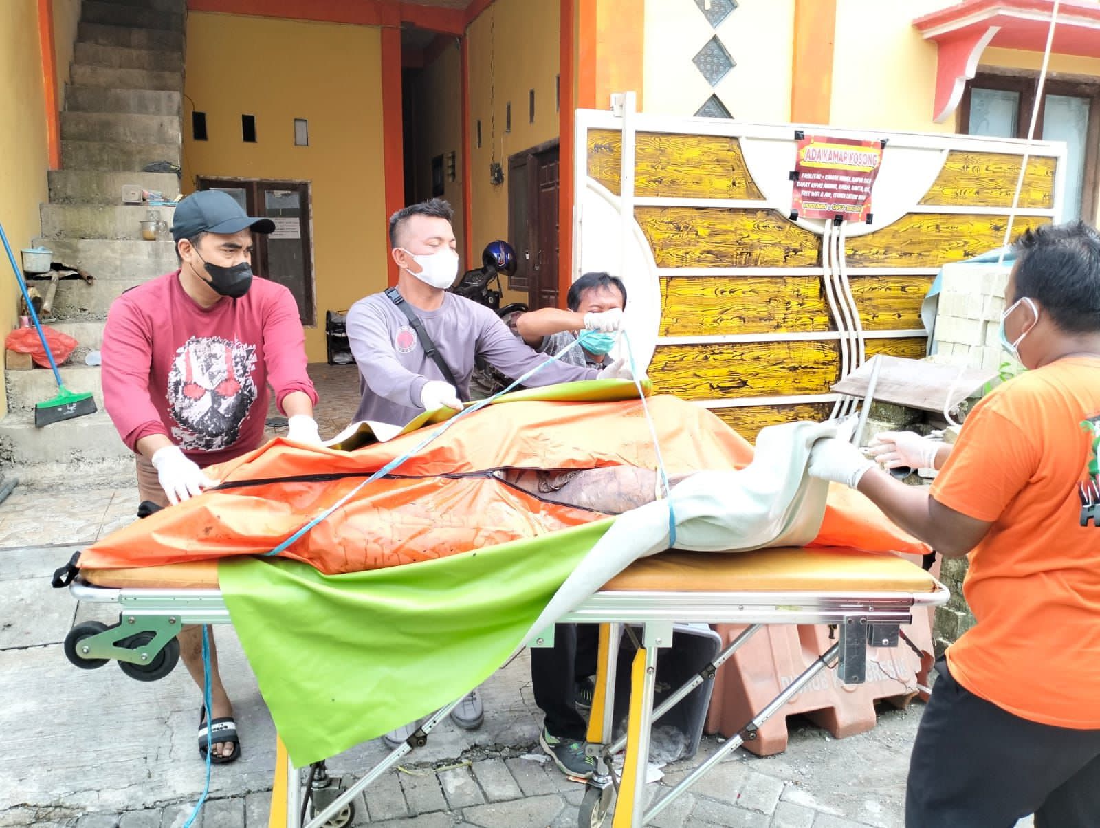 Tragis, Pekerja Asal Bekasi Ditemukan Tewas Membusuk di Kamar Kos Manyar Gresik