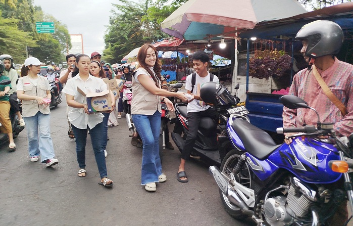 Aksi Simpatik Love Charity Jember: Bagikan Kue dan Minuman untuk Warga Terdampak Kelangkaan BBM
