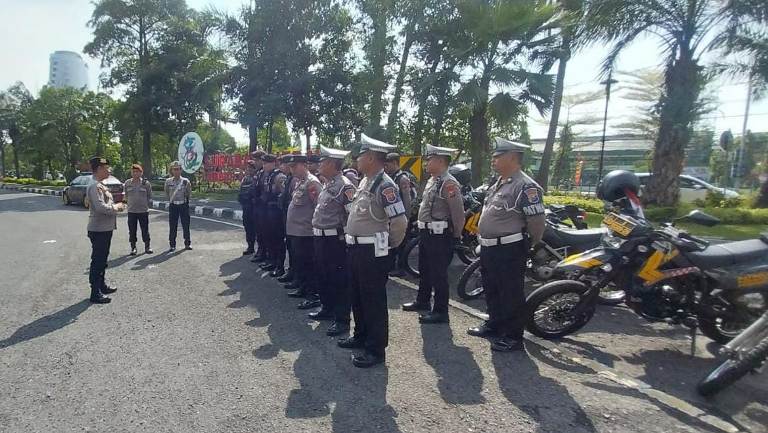 Polsek Gayungan Amankan Aksi Unjuk Rasa Buruh PT Pabrik Kertas Indonesia