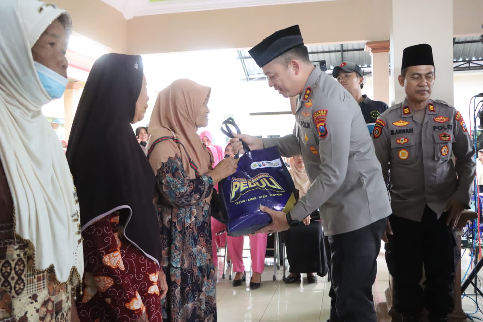 Polres Tulungagung Bersama Forkopimda Gelar Baksos 1.000 Paket Sembako dan Pengobatan Gratis