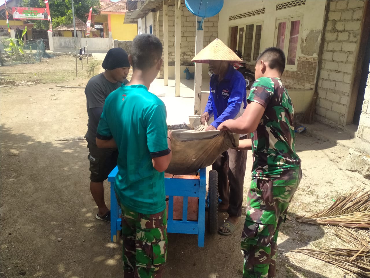 Bantu Jemur Rumput Laut, Satgas TMMD 121 Tampak Senang dan Bersemangat Bisa Membantu Masyarakat