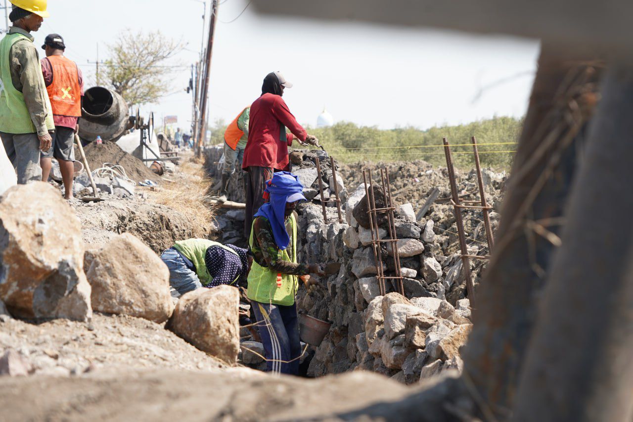 Betonisasi Ruas Jalan Kalanganyar-Segorotambak Mulai Digarap Pemkab Sidoarjo, Target Tuntas Desember 2025