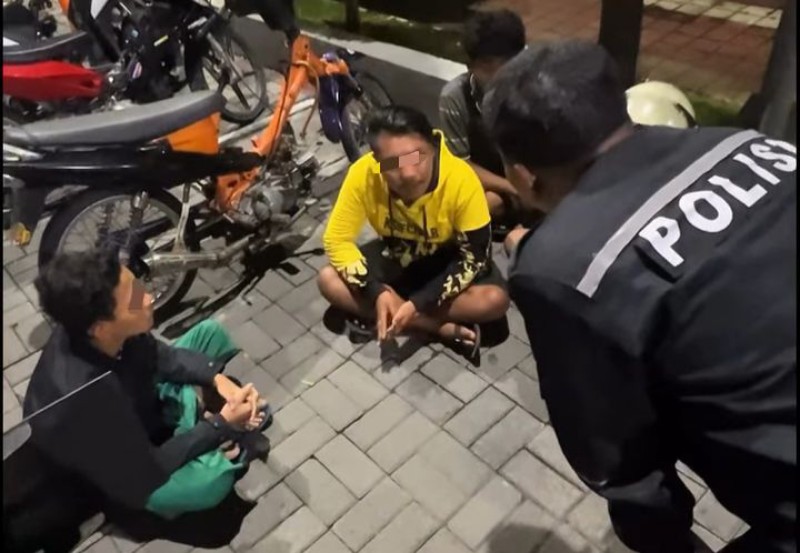 Polisi Bubarkan Balap Liar di Manyar Gresik, 5 Pemuda dan 4 Motor Diamankan