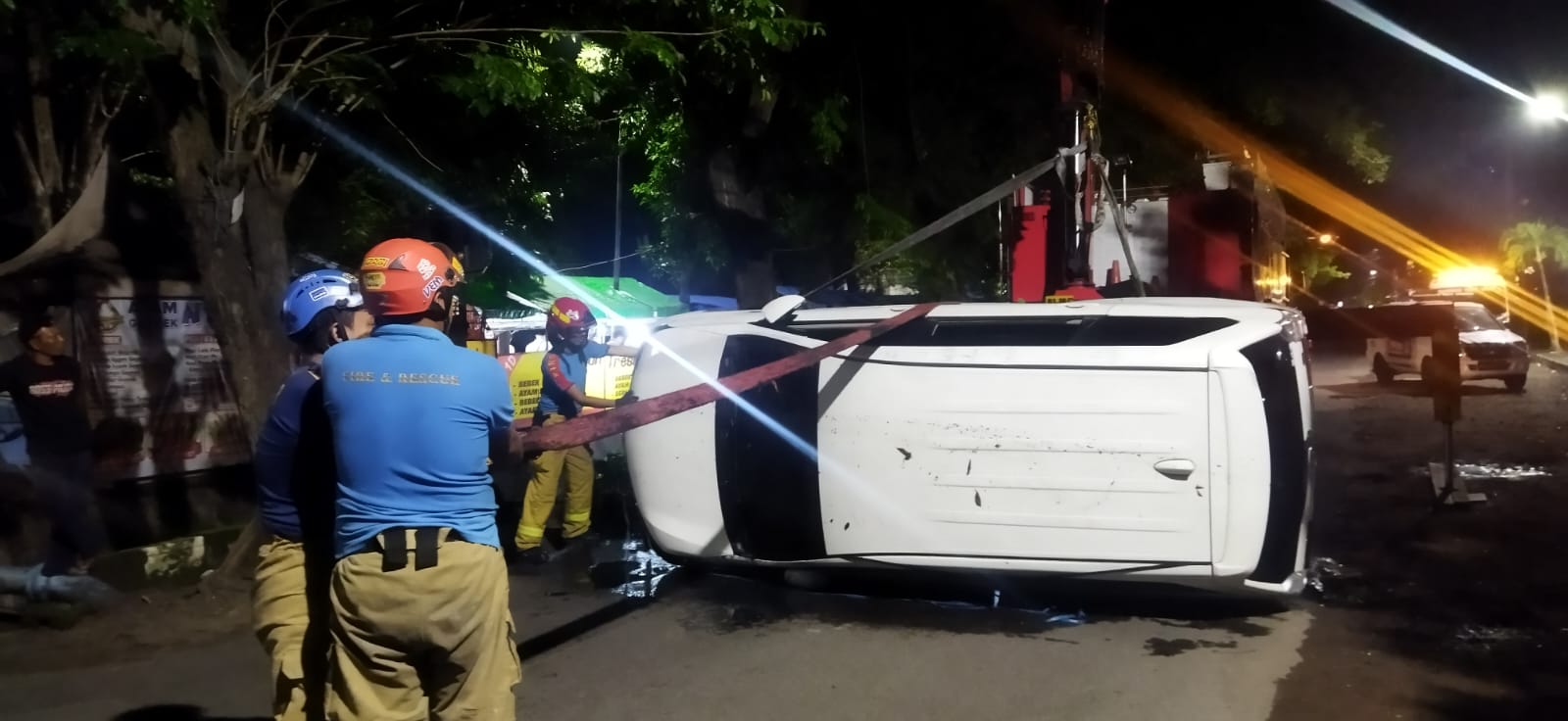 Sinergi Command Center 112 dan Rescue Wiyung Angkat Mobil Tercebur Sungai di Menanggal