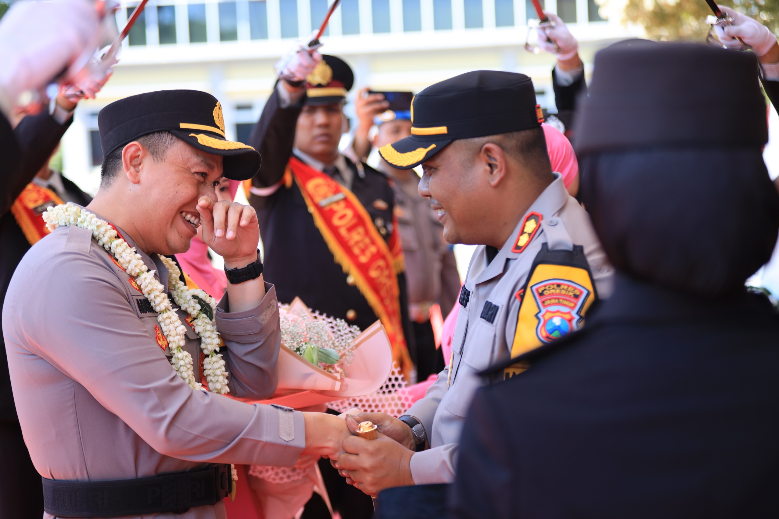 AKBP Arief Kurniawan Gantikan AKBP Adhitya Panji Anom,Tradisi Pedang Pora Kapolres Gresik