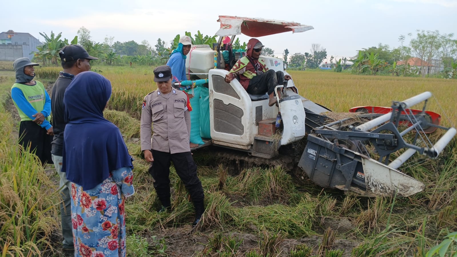 Anggota Polsek Dander Patroli Ngabuburit ke Sawah