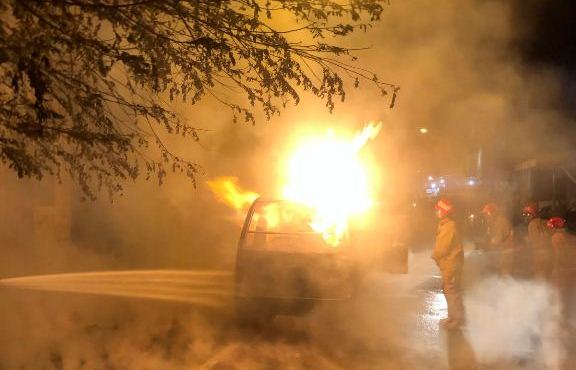 Mikrolet Terbakar di Belakang RS Islam Kota Batu: Diduga Angkut BBM dan Elpiji, Kerugian Capai Rp50 Juta