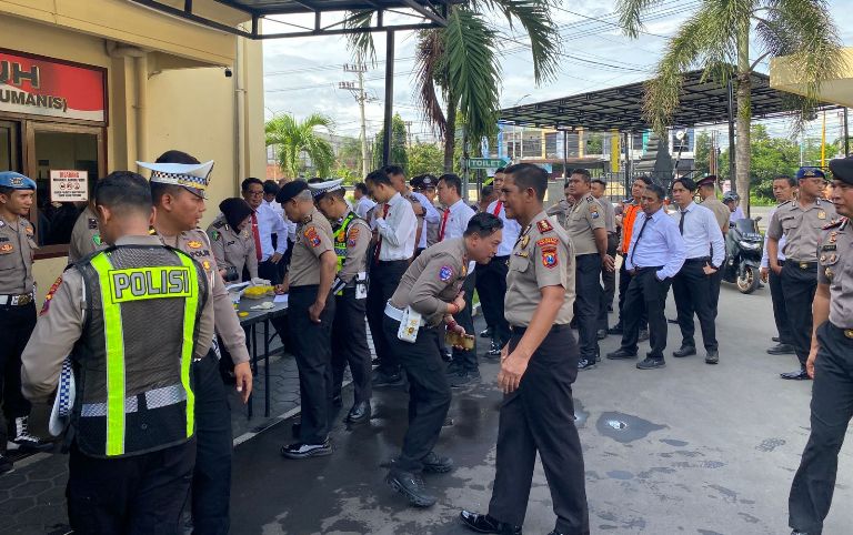 Ratusan Personel Polresta Banyuwangi Gelar Tes Urine Mendadak 