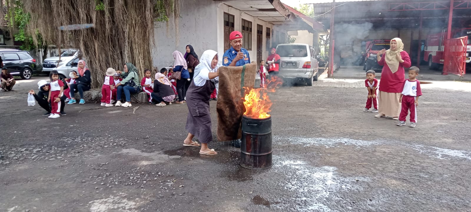 Edukasi Bencana Kebakaran, Siswa dan Wali Murid TK PKK Papar Kunjungi PMK Pare