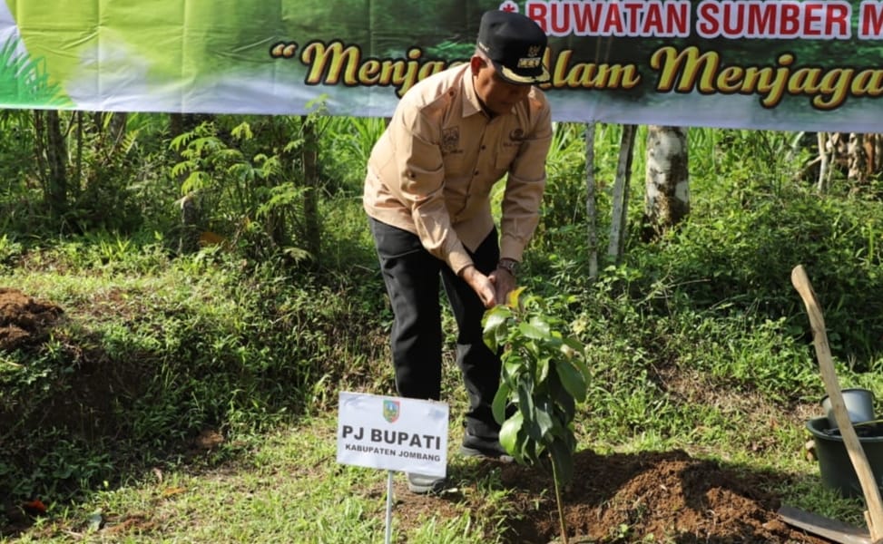 Cegah Longsor dan Banjir, DLH Jombang Tanam Ribuan Pohon di Wonosalam