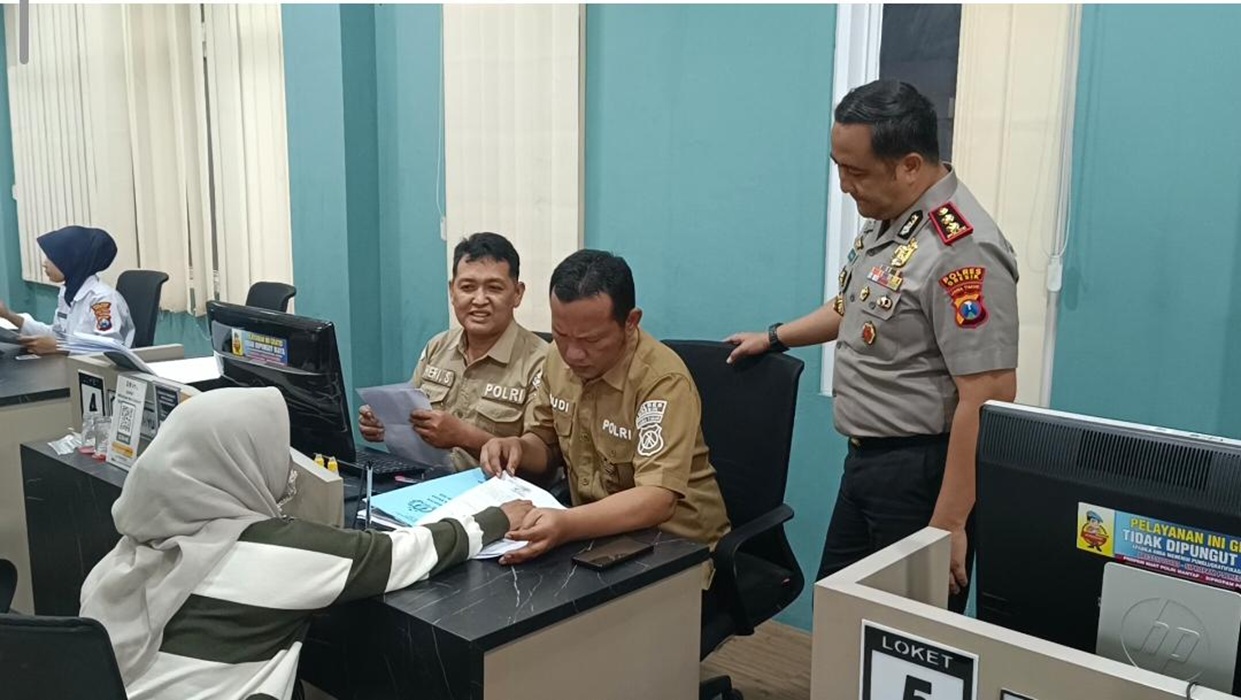 Kapolres Gresik Pantau Layanan SKCK dan Hotline 110 untuk Pastikan Pelayanan Optimal