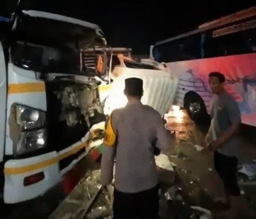 Tabrak Median Jalan, Tiga Kendaraan Terlibat Laka Beruntun di Babat