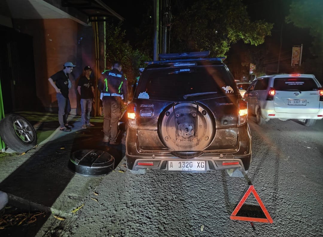 Bantu Pemudik Pecah Ban Tengah Malam, Aksi Cepat Polisi Nganjuk Tuai Pujian