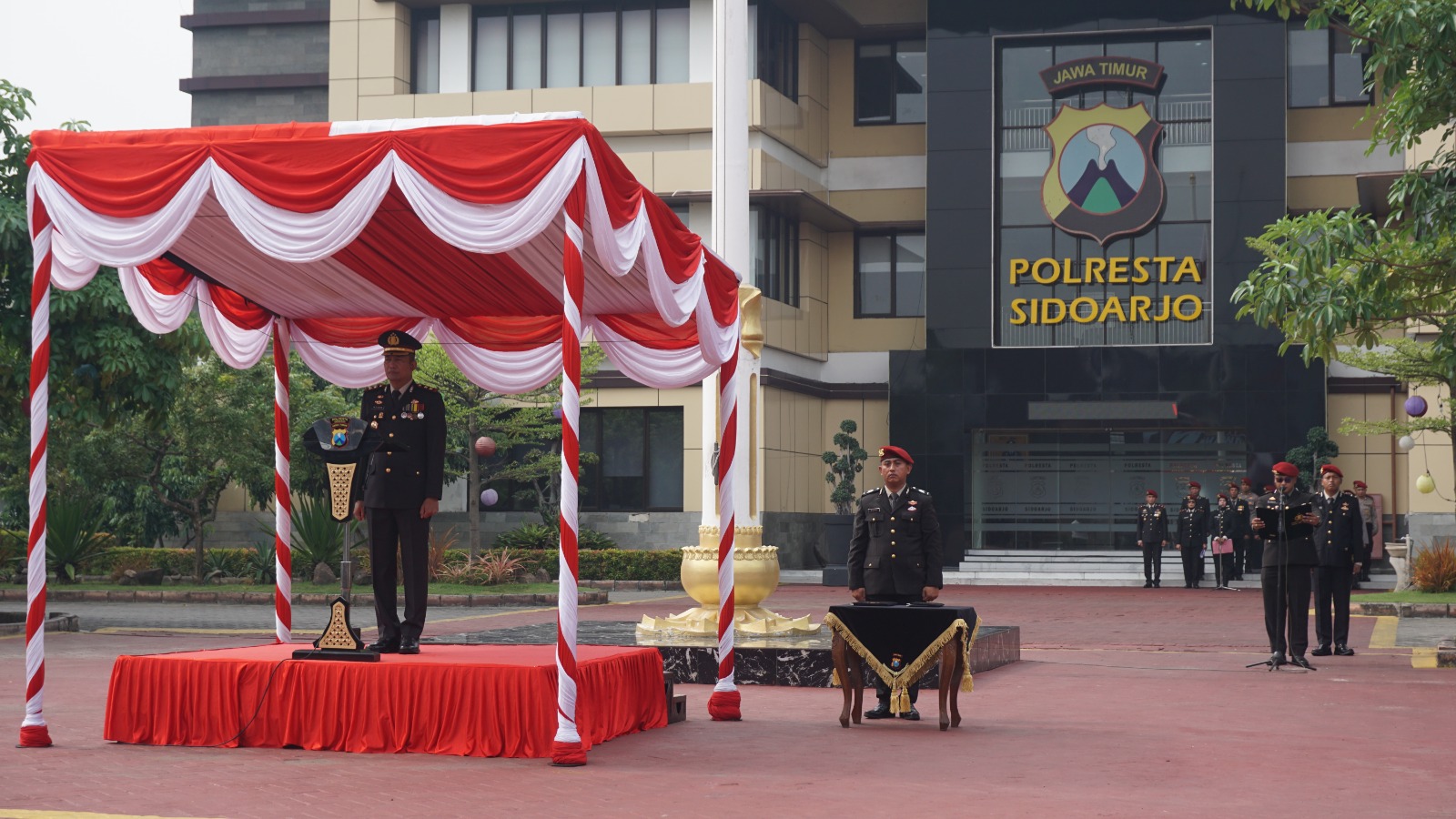 Pimpin Upacara Hari Pahlawan, Wakapolresta Sidoarjo: Semangat Kepahlawanan Harus Hidup di Setiap Insan Polri