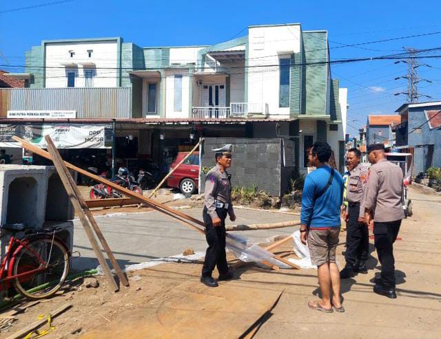 Polsek Karangpilang Atur Lalin Cegah Kemacetan Akibat Perbaikan Gorong-Gorong di Kebraon Gang 5