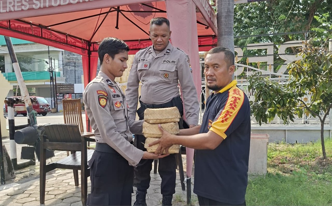 Senkom Mitra Polri Situbondo Bagikan Daging Kurban kepada Warga dan Petugas Jaga