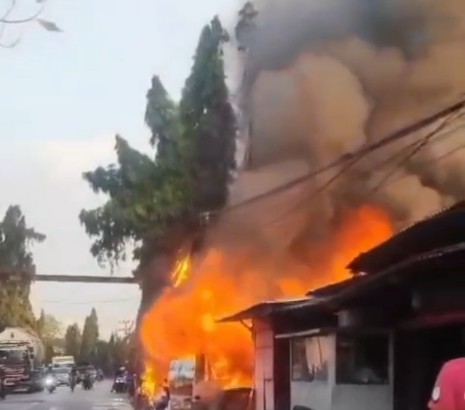 Kebakaran di Kawasan Jembatan Babat-Widang, 7 Damkar Dikerahkan