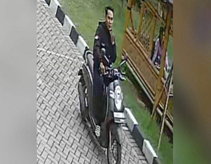 Motor Guru SD Labschool Raib Digondol Maling, Wajah Pelaku Terekam CCTV