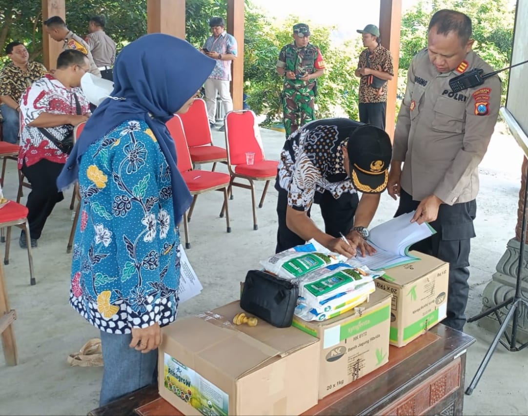 Tiga Pilar Wonoayu Serahkan Bibit Jagung, Dukung Ketahanan Pangan