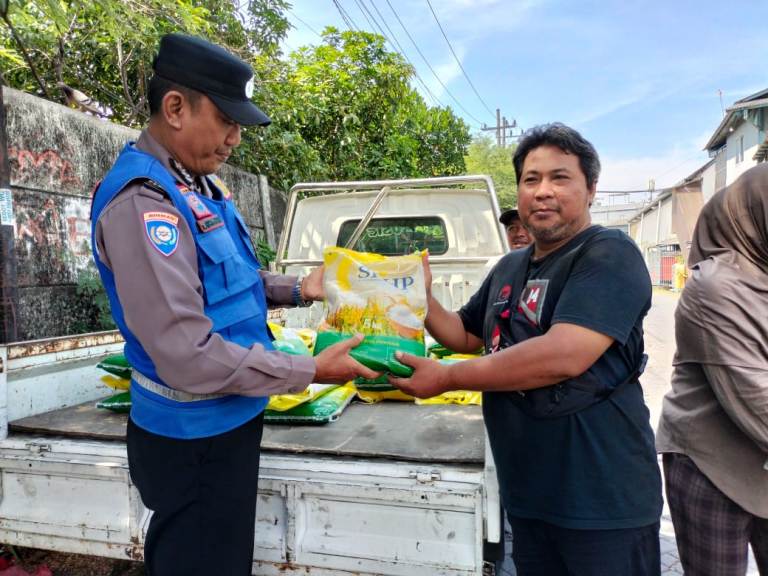 Polsek Tandes Gelar Pasar Murah, 200 Kantong Beras Ludes Terjual