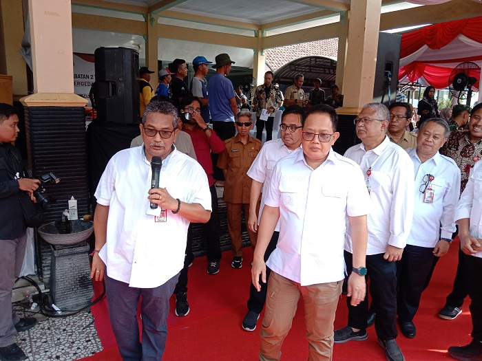 Pj Gubernur Tinjau Proyek Perbaikan Irigasi di Pandaan