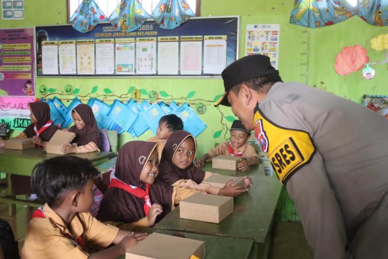 Kapolres Probolinggo Bagikan Makanan Bergizi kepada Siswa SDN Jabung Candi Paiton