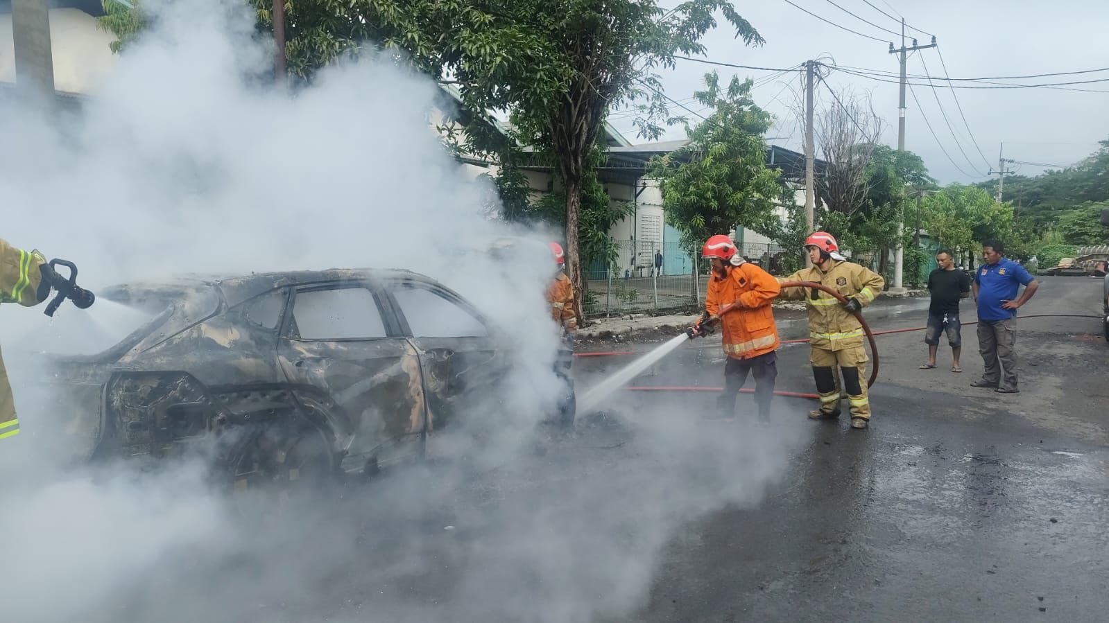 Diduga Overheat, Mobil Listrik Hangus Terbakar di Kebomas Gresik