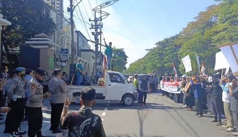 Polsek Gayungan Kawal Warga Kaligoro Geruduk Kejati Jatim, Tuntut Transparansi Kasus Kematian M Alfan