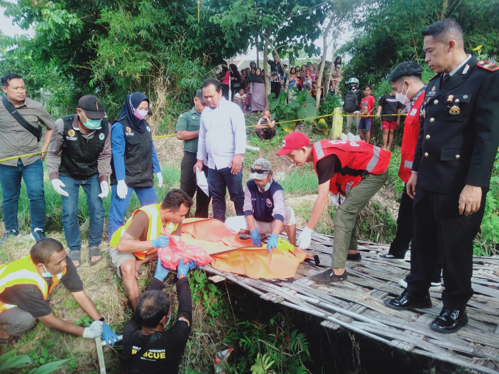 Jasad Orok Laki-Laki di Saluran Irigasi Gegerkan Pacet