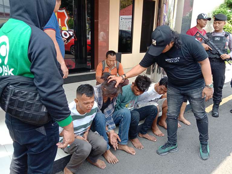 Santri Ponpes Metal Pasuruan Diculik 7 Orang: Pelaku Positif Narkoba, Polisi Kejar di Pintu Tol Gresik