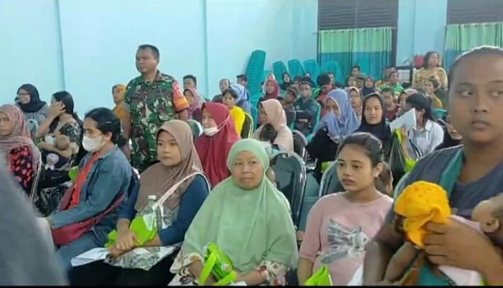 Babinsa Dampingi Penyaluran Pangan kepada Masyarakat Rawan Stunting